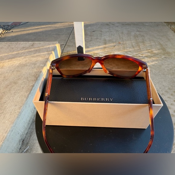 Burberry sunglasses - Picture 6 of 9